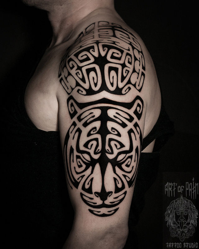 Татуировка мужская полинезия на плече ягуар – Мастер тату: Юрий Хандрыкин