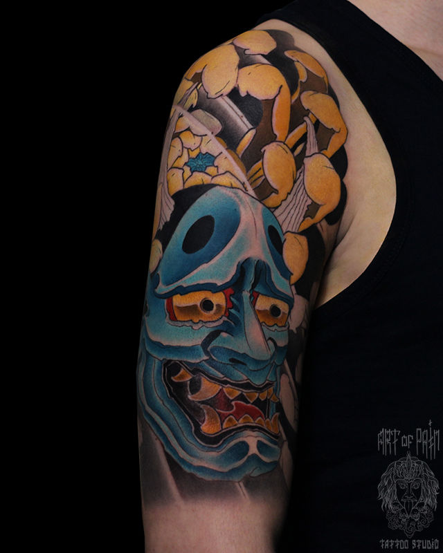 Татуировка мужская япония на плече синяя маска ханья – Мастер тату: Марк Акулов
