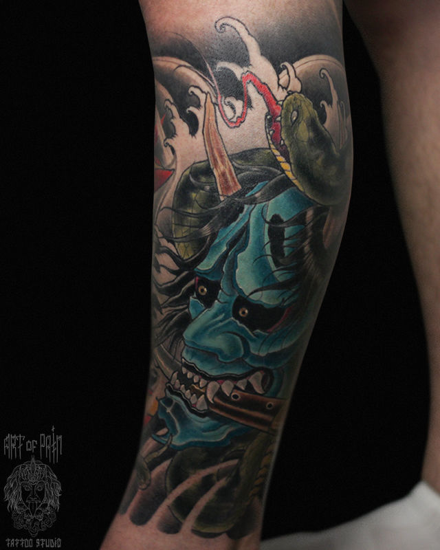 Татуировка мужская япония на голени голубая маска ханья – Мастер тату: Марк Акулов