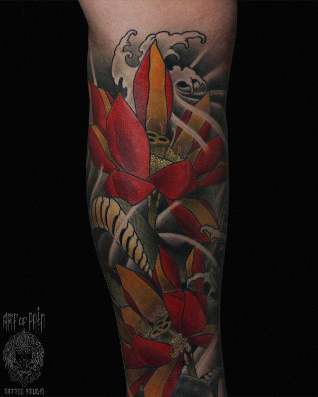 Татуировка мужская япония на голени лотосы – Мастер тату: Марк Акулов