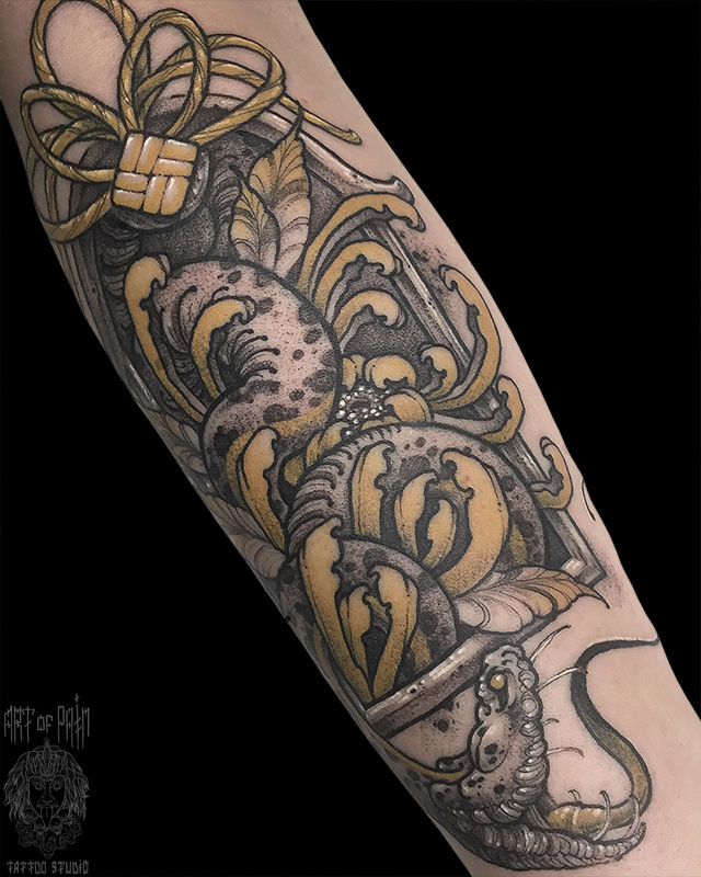 Татуировка женская графика на предплечье хризантема и змея – Мастер тату: Денис Марченко