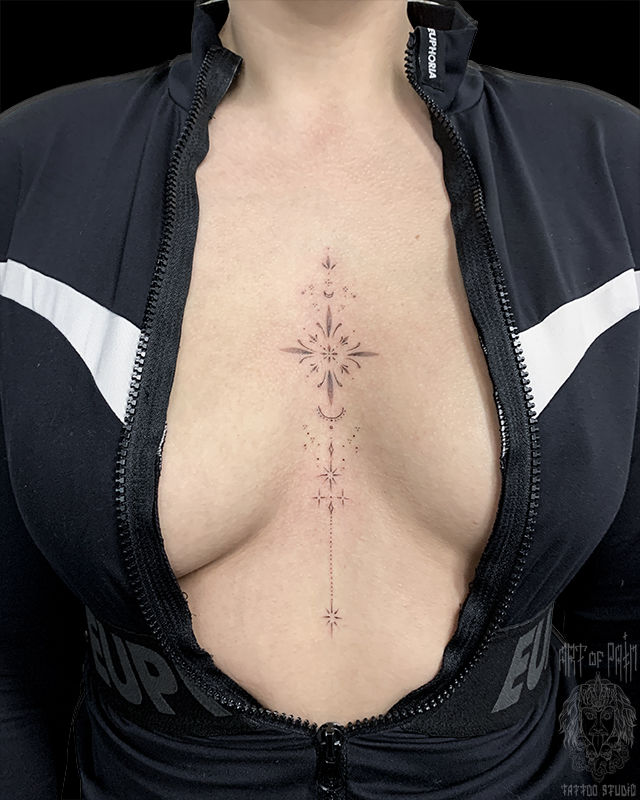 Татуировка женская графика на груди вертикальный узор – Мастер тату: Мария Бородина (Челнокова)