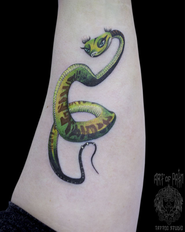Татуировка женская нью-скул на предплечье змея – Мастер тату: Анастасия Родина