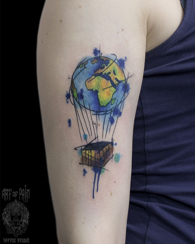 Татуировка женская акварель на плече воздушный шар, Земля – Мастер тату: Анастасия Родина