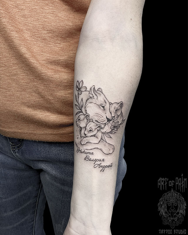 Татуировка женская графика на предплечье львица со львятами – Мастер тату: Мария Челнокова