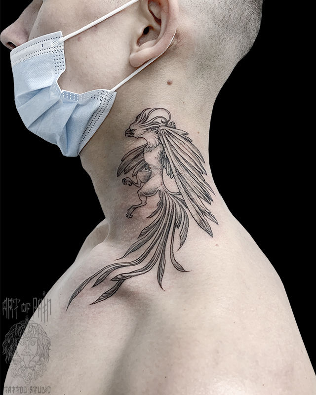 Татуировка мужская графика на шее грифон – Мастер тату: Мария Челнокова