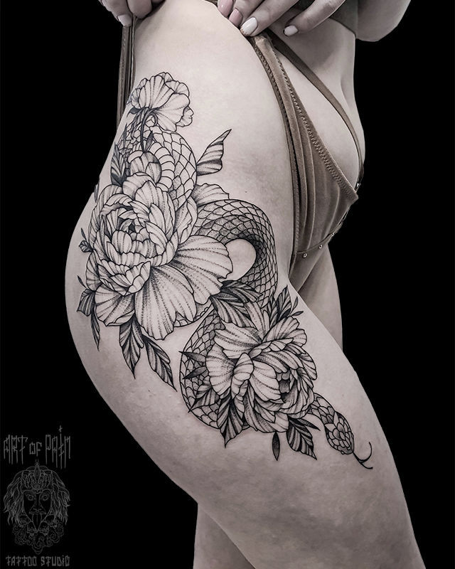 Татуировка женская графика на бедре змея и цветы – Мастер тату: Мария Котова
