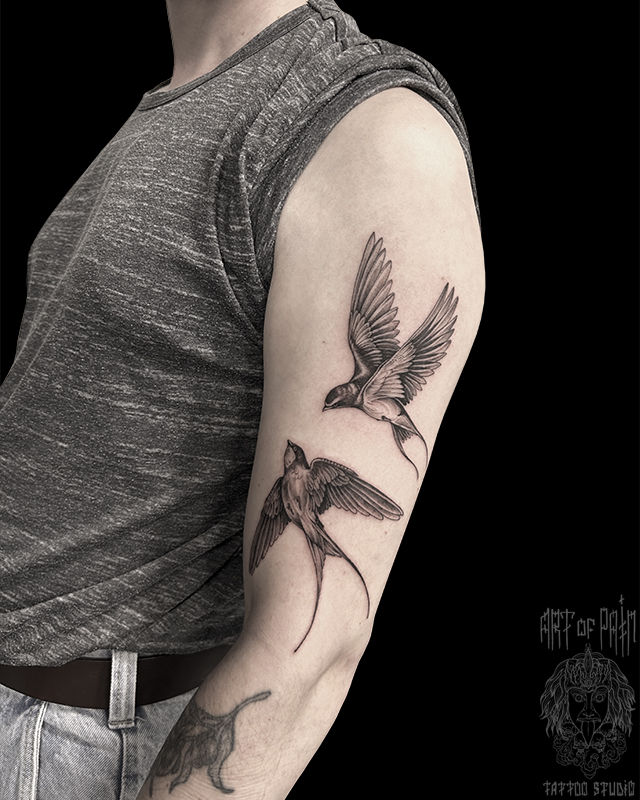 Татуировка мужская графика на плече ласточки – Мастер тату: Мария Бородина (Челнокова)