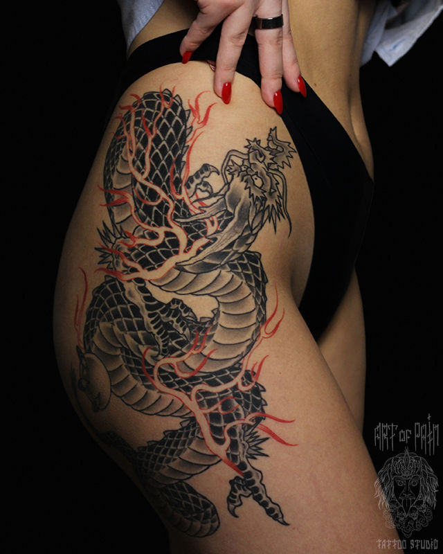Татуировка женская япония на бедре дракон и языки пламени – Мастер тату: Марк Акулов