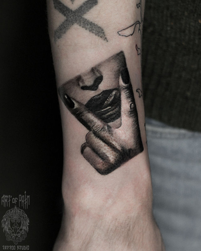 Татуировка мужская реализм на запястье девушка – Мастер тату: Александр Pusstattoo