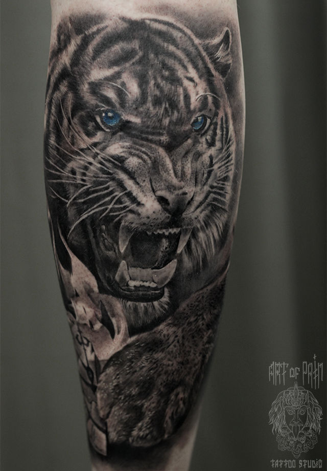 Татуировка мужская реализм на голени тигр с голубыми глазами – Мастер тату: Александр Pusstattoo