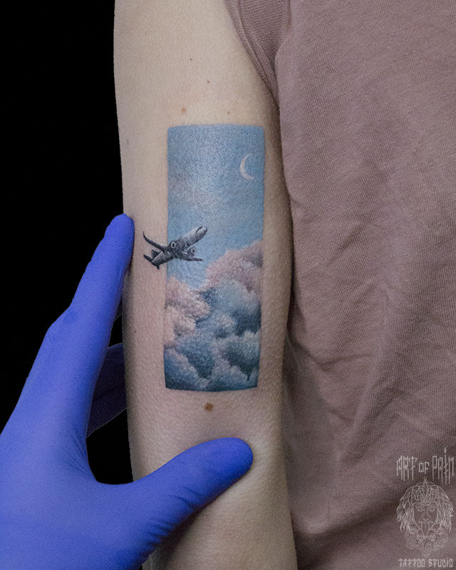 Татуировка женская реализм на плече самолет – Мастер тату: Анастасия Родина