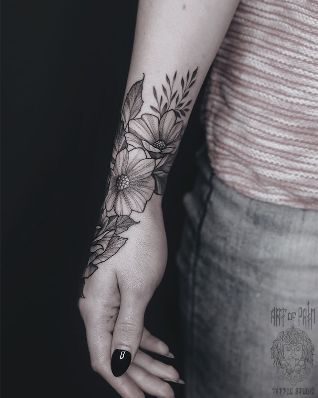 Татуировка женская графика на запястье цветы – Мастер тату: 