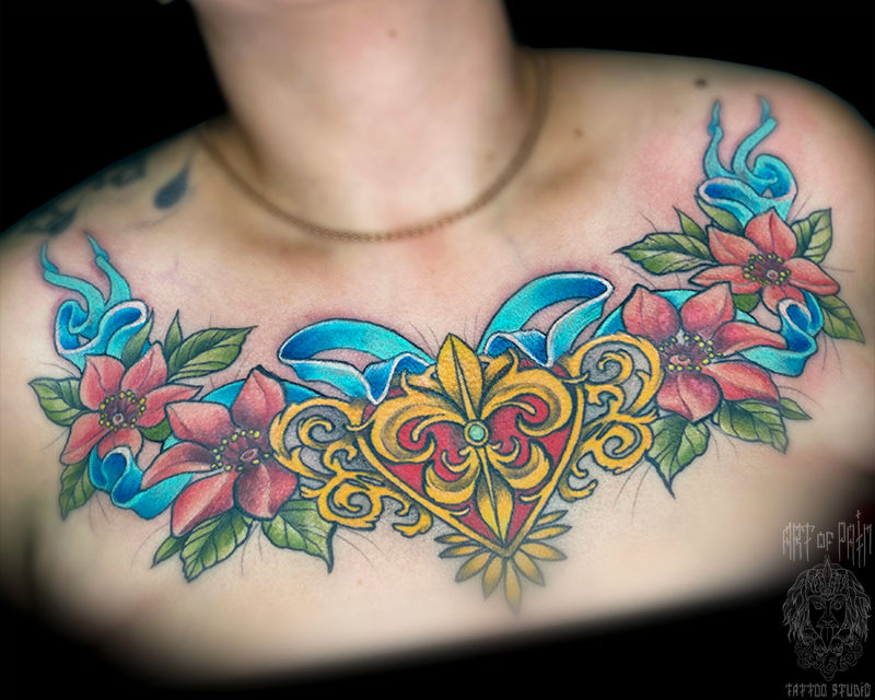 Татуировка женская нью скул на груди сердце и цветы – Мастер тату: Денис Лосев