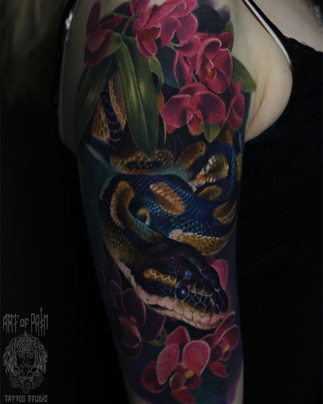 Татуировка женская реализм на плече змея в цветах – Мастер тату: Александр Pusstattoo
