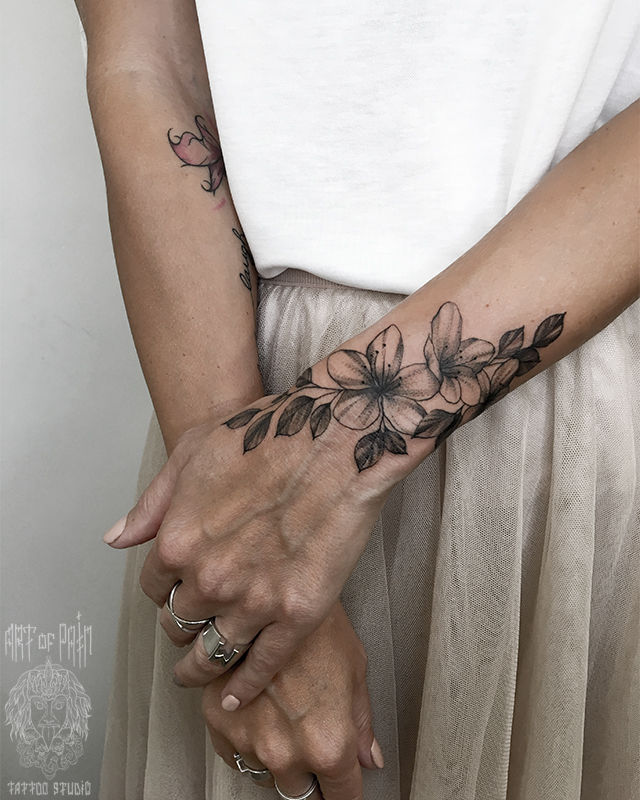 Татуировка женская графика на предплечье цветы яблони – Мастер тату: 