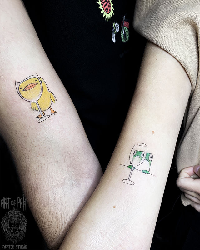 Татуировка парная графика на руке утка и лягушка – Мастер тату: Мария Челнокова