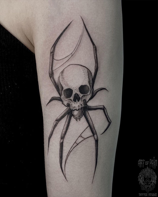 Татуировка женская графика на плече паук-череп – Мастер тату: Анастасия Кузнецова