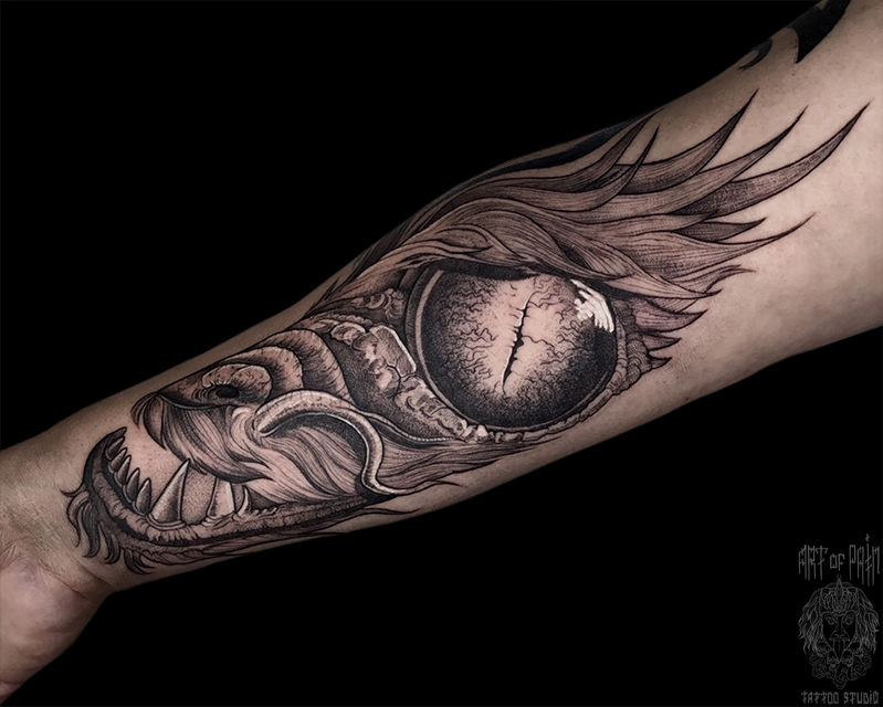 Татуировка мужская графика на предплечье глаз дракона – Мастер тату: Анастасия Кузнецова