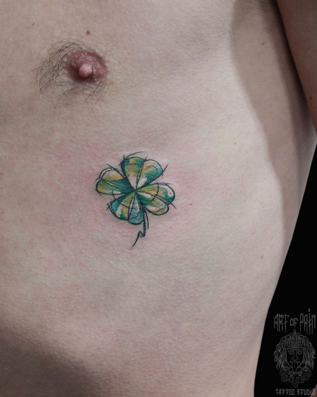 Татуировка мужская акварель на боку четырехлистник – Мастер тату: Анастасия Родина
