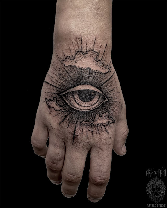 Татуировка мужская графика на кисти око – Мастер тату: Анастасия Кузнецова