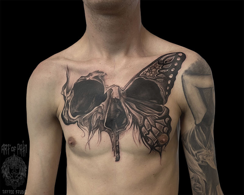 Татуировка мужская графика на груди бабочка – Мастер тату: Анастасия Кузнецова