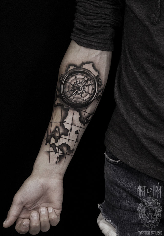 Татуировка мужская black&grey на предплечье компас и карта – Мастер тату: 