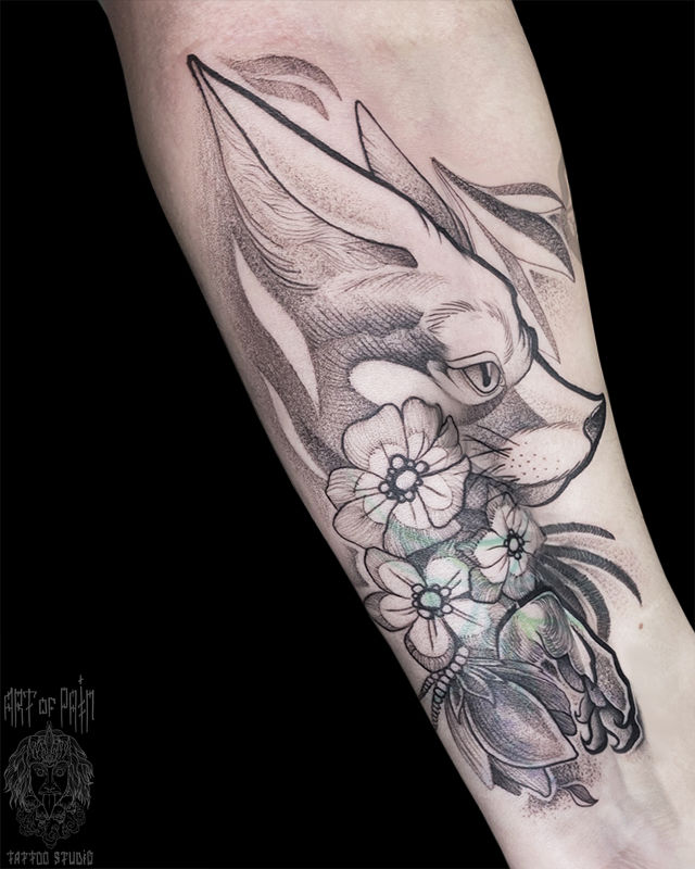 Татуировка женская графика на предплечье лиса с цветочками – Мастер тату: Анастасия Кузнецова