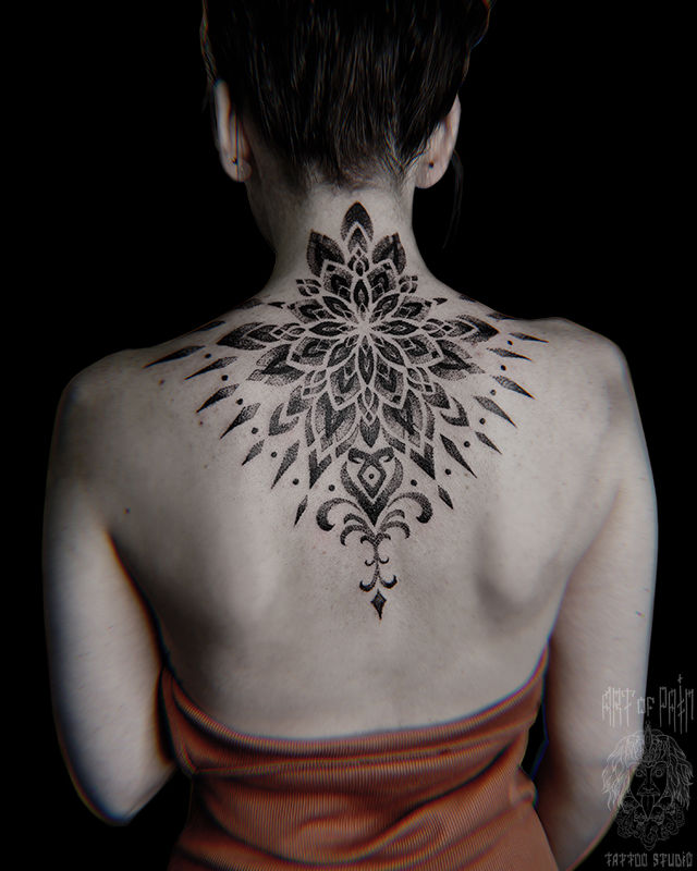 Татуировка женская дотворк и орнаментал на спине узор – Мастер тату: 