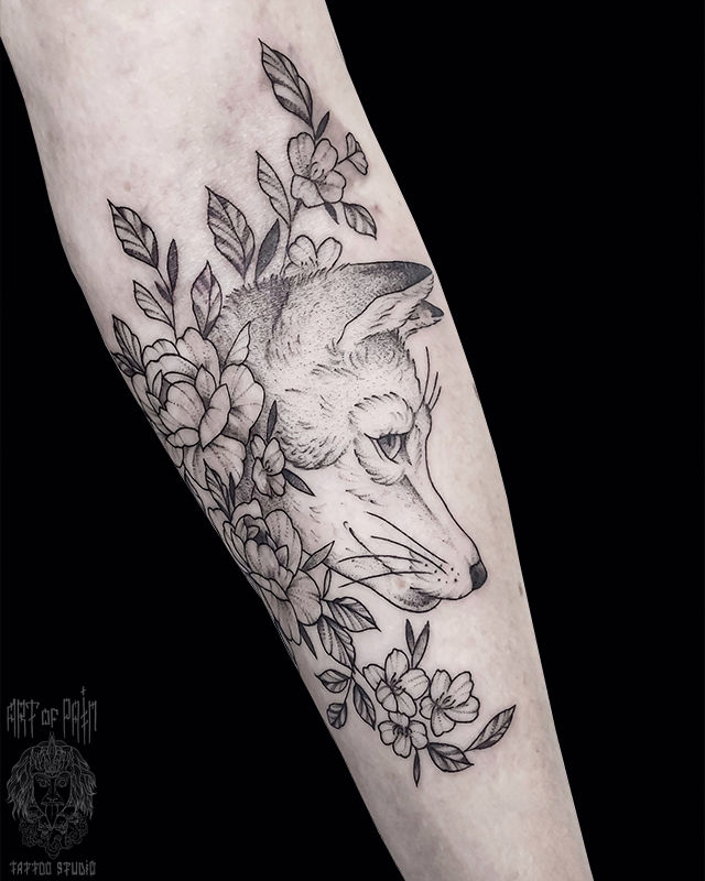 Татуировка женская графика на предплечье лиса в цветах – Мастер тату: Мария Котова