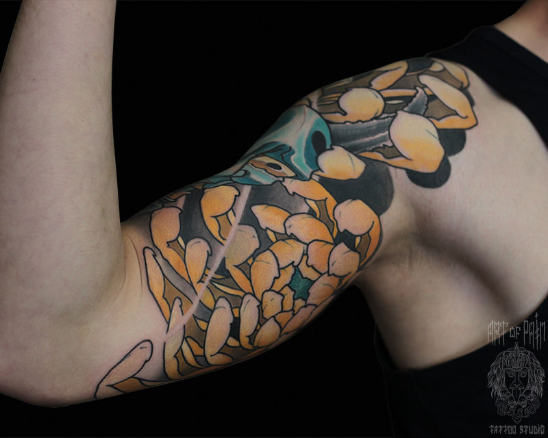 Татуировка мужская япония на плече хризантема – Мастер тату: Марк Акулов