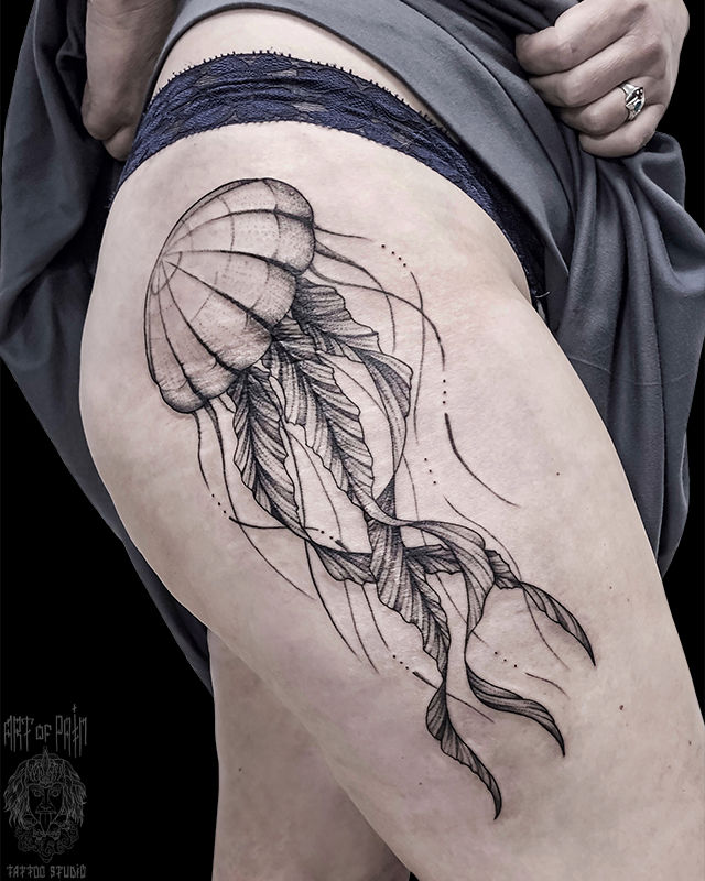 Татуировка женская графика на бедре медуза – Мастер тату: Мария Котова