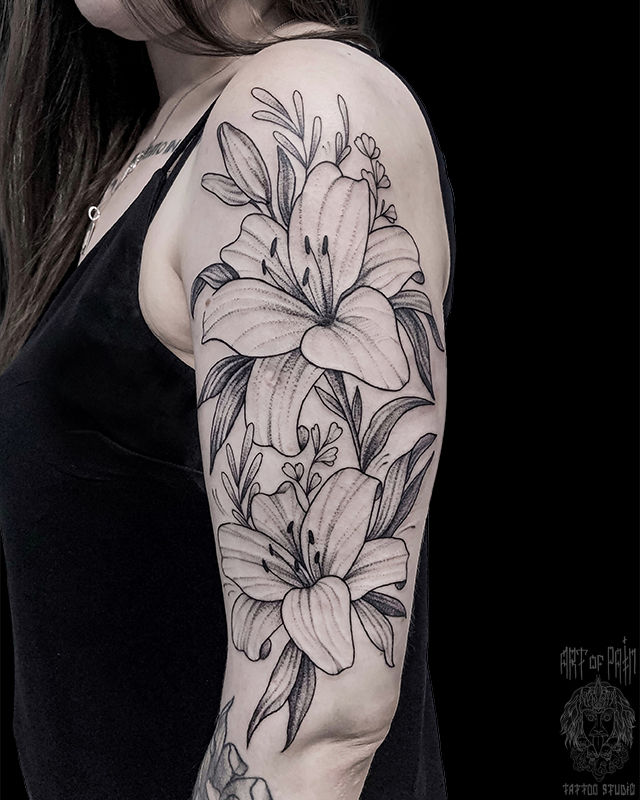 Татуировка женская графика на плече лилии – Мастер тату: Мария Котова