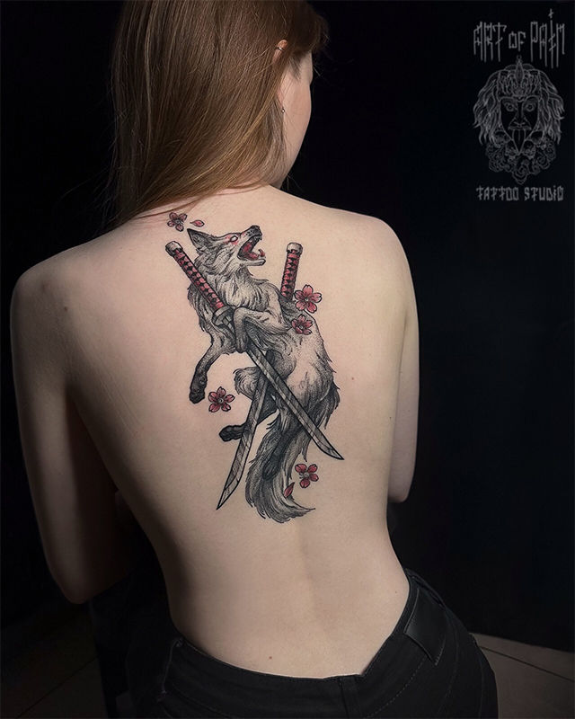 Татуировка женская япония на спине лиса и мечи – Мастер тату: Денис Марченко