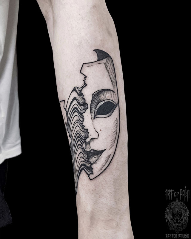 Татуировка мужская графика на предплечье половина маски – Мастер тату: Мария Котова
