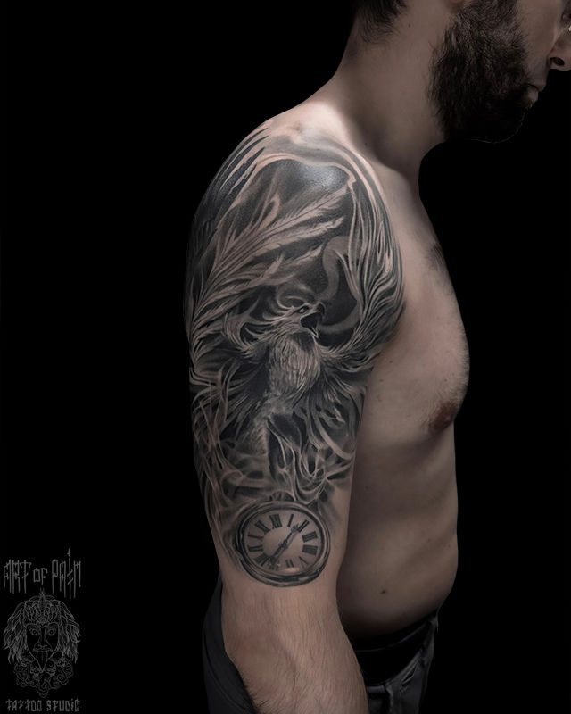 Татуировка мужская реализм на плече феникс и часы – Мастер тату: Вячеслав Плеханов