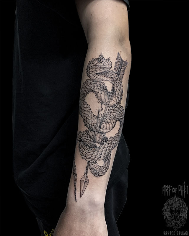 Татуировка женская графика на предплечье змея и стрела – Мастер тату: Мария Челнокова