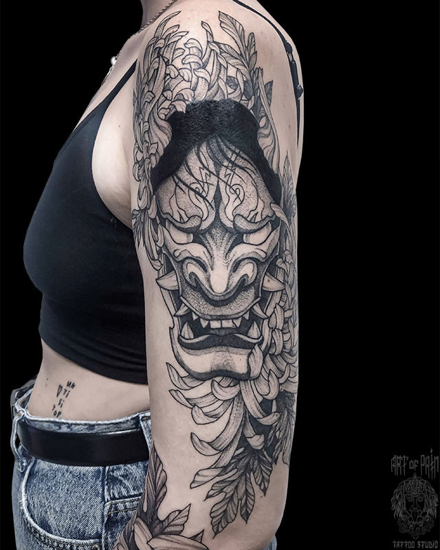 Татуировка женская графика и япония на плече маска Ханья – Мастер тату: Мария Котова