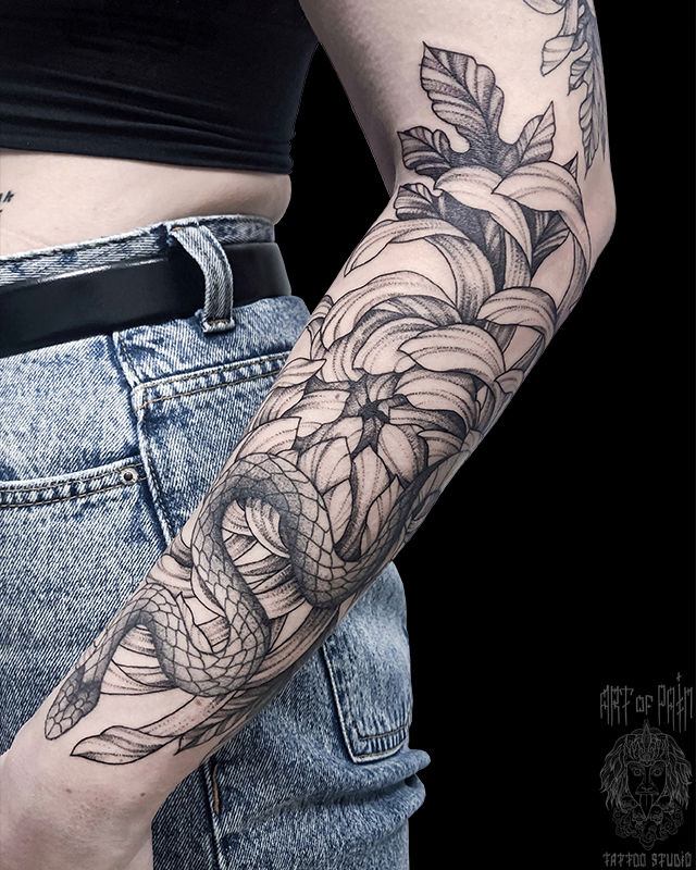 Татуировка женская графика на предплечье змея и цветок хризантемы – Мастер тату: Мария Котова