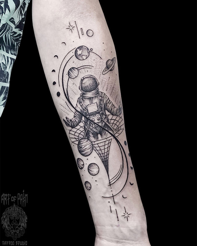 Татуировка женская графика на предплечье космонавт и космос – Мастер тату: Мария Котова