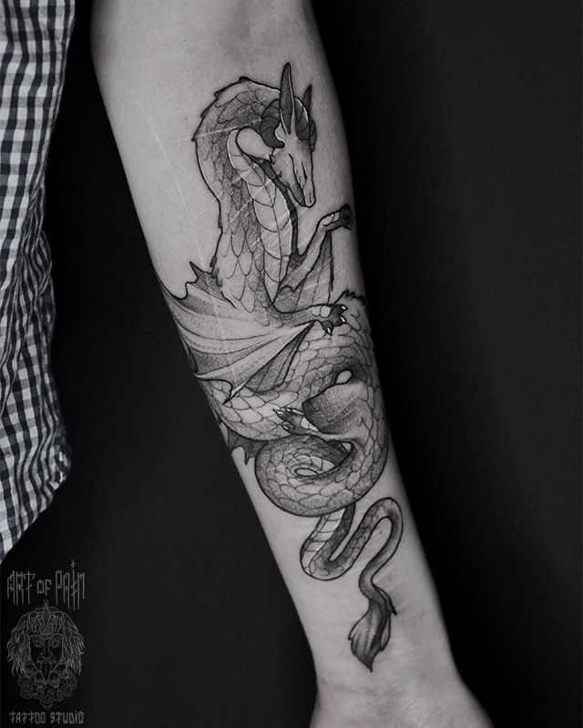 Татуировка женская графика на предплечье дракон с крыльями – Мастер тату: 