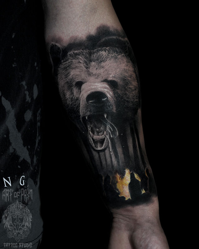 Татуировка мужская реализм на предплечье медведь и туристы – Мастер тату: Александр Pusstattoo