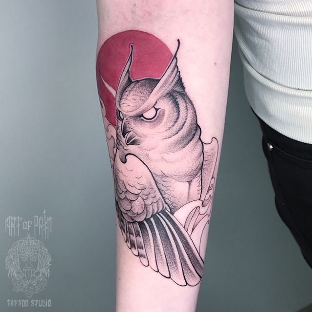 Татуировка мужская графика на предплечье сова и Солнце – Мастер тату: 