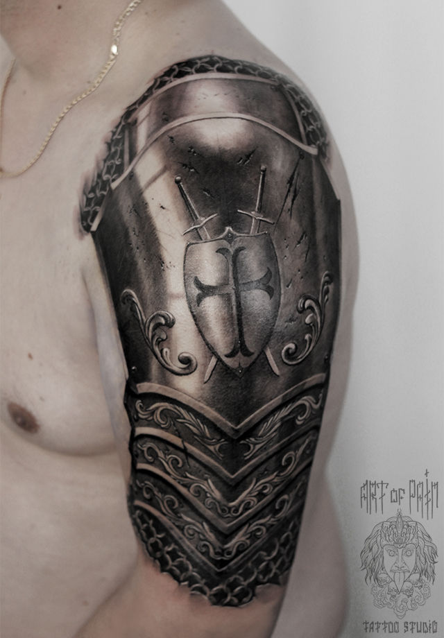 Татуировка мужская реализм на плече латы – Мастер тату: Александр Pusstattoo