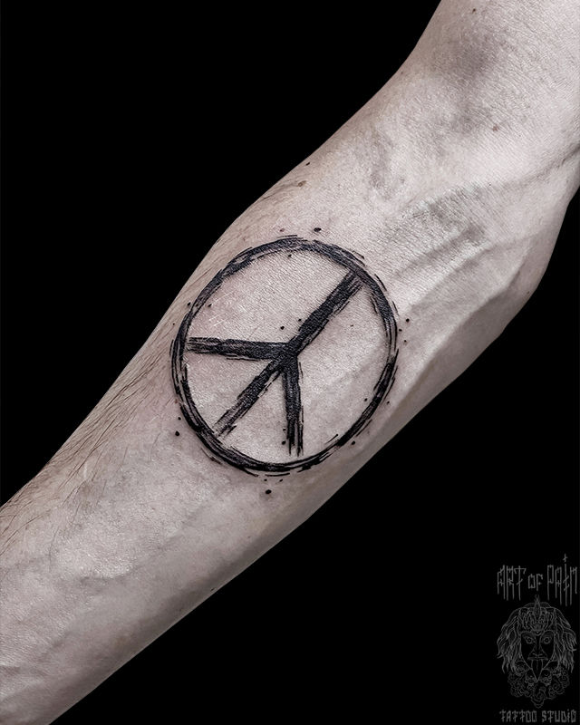 Татуировка мужская графика на предплечье символ Greenpeace – Мастер тату: Мария Котова