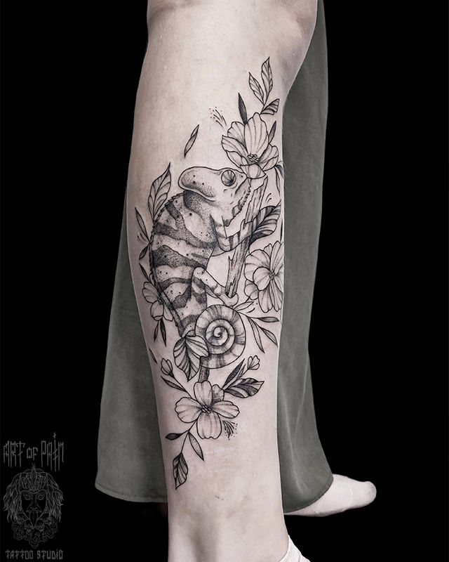 Татуировка женская графика на голени хамелеон – Мастер тату: Мария Котова