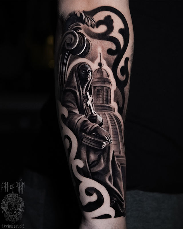 Татуировка мужская хоррор на предплечье монашка – Мастер тату: Анастасия Юсупова