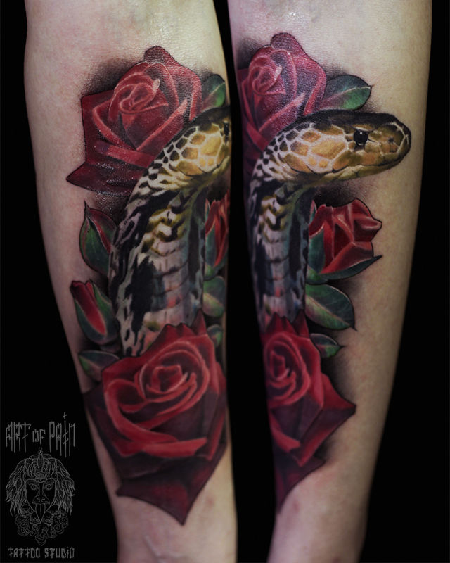 Татуировка женская реализм на предплечье змея и розы – Мастер тату: Александр Pusstattoo