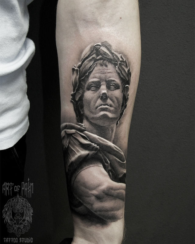 Татуировка мужская реализм на предплечье статуя Юлия Цезаря – Мастер тату: Александр Pusstattoo