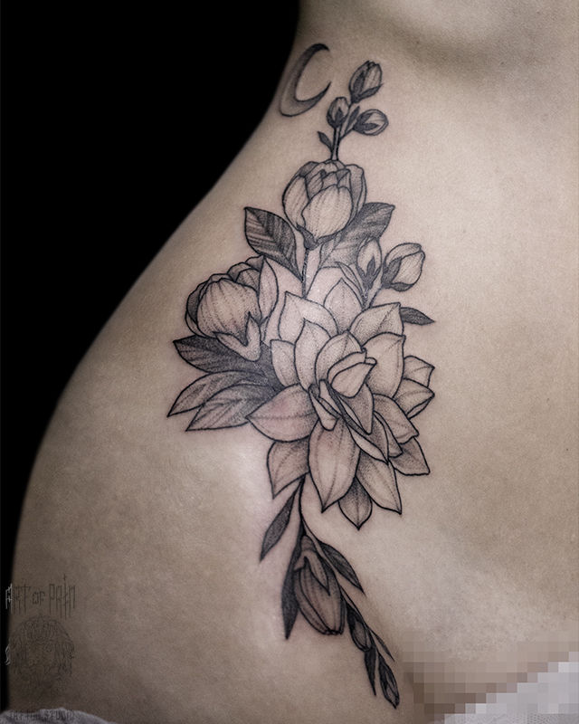 Татуировка женская графика на боку цветы и месяц – Мастер тату: Надежда Полякова
